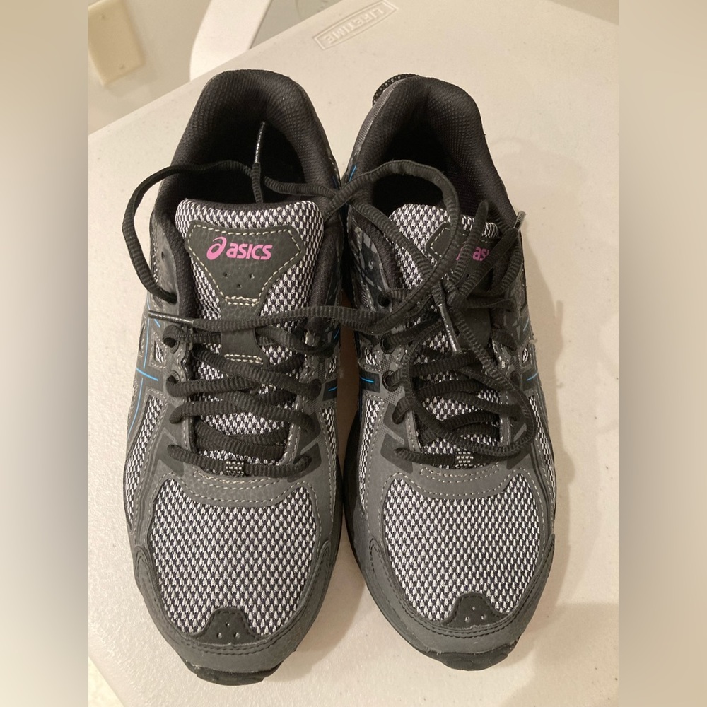 Like New ASIC tennis shoes